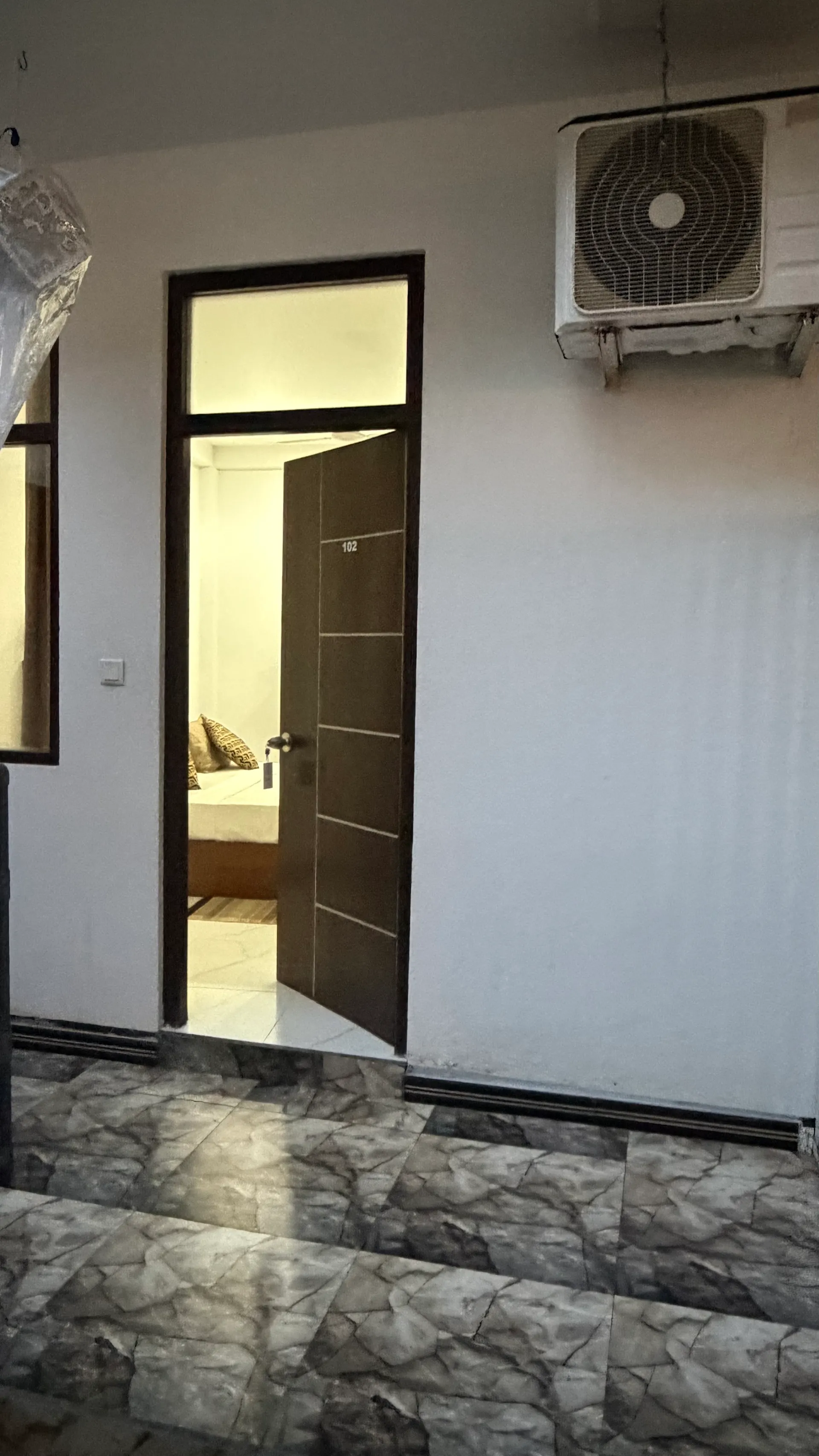 Room overlooking the courtyard 4